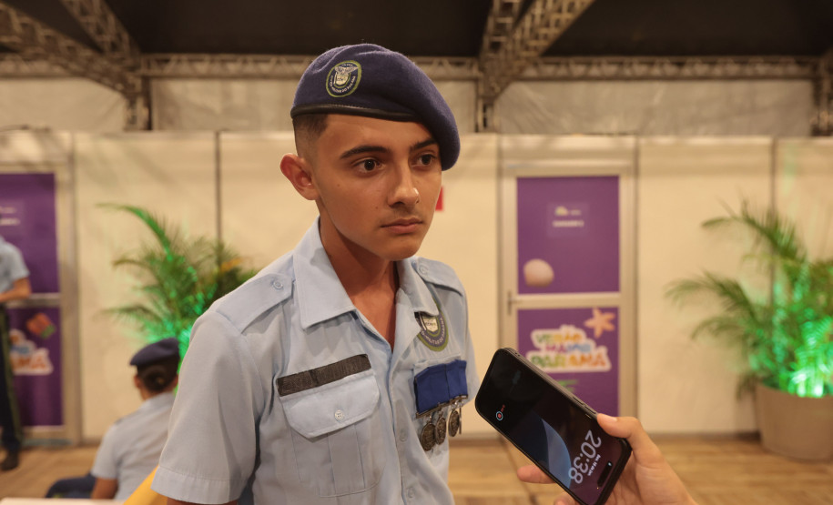 Na noite desta sexta-feira (16), crianças e adolescentes do coral do Colégio Cívico-Militar Professor Leandro Manuel da Costa se apresentaram no palco principal de Caiobá, em Matinhos, na abertura do show do Gipsy Kings by André Reyes.