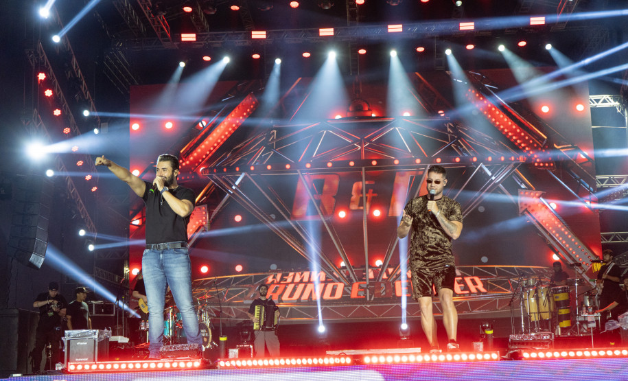 Bruno & Denner e Israel & Rodolffo fazem balada sertaneja para 32 mil pessoas em Pontal do Paraná