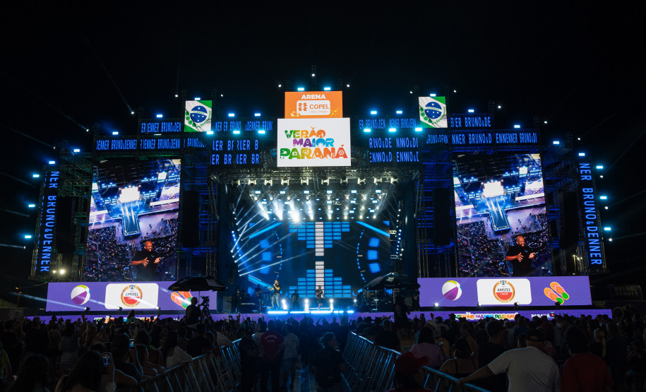 Bruno & Denner e Israel & Rodolffo fazem balada sertaneja para 32 mil pessoas em Pontal do Paraná