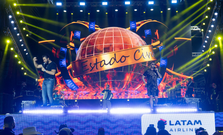 Bruno & Denner e Israel & Rodolffo fazem balada sertaneja para 32 mil pessoas em Pontal do Paraná