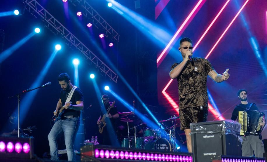 Bruno & Denner e Israel & Rodolffo fazem balada sertaneja para 32 mil pessoas em Pontal do Paraná