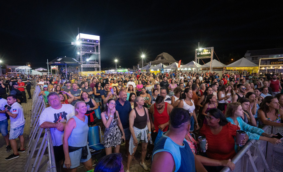 Bruno & Denner e Israel & Rodolffo fazem balada sertaneja para 32 mil pessoas em Pontal do Paraná