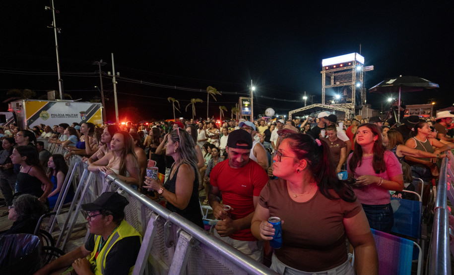 Bruno & Denner e Israel & Rodolffo fazem balada sertaneja para 32 mil pessoas em Pontal do Paraná