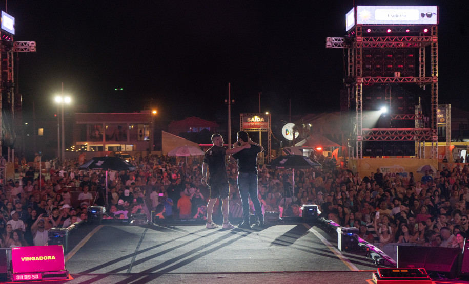 Bruno & Denner e Israel & Rodolffo fazem balada sertaneja para 32 mil pessoas em Pontal do Paraná