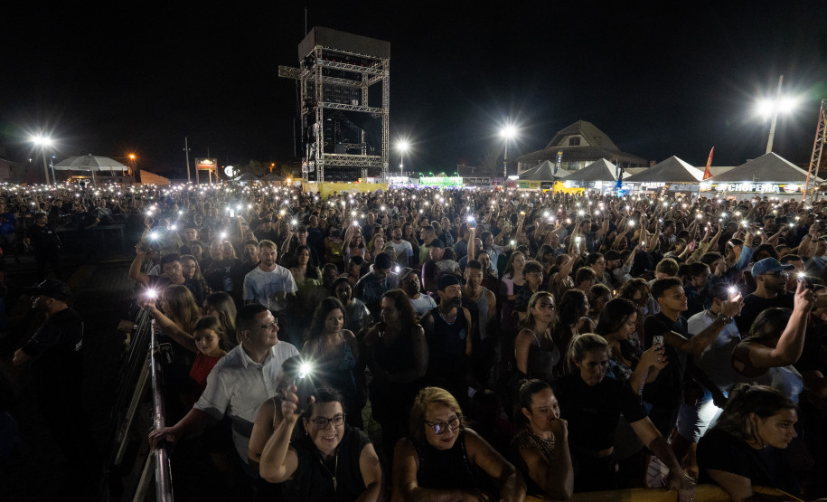 Bruno & Denner e Israel & Rodolffo fazem balada sertaneja para 32 mil pessoas em Pontal do Paraná