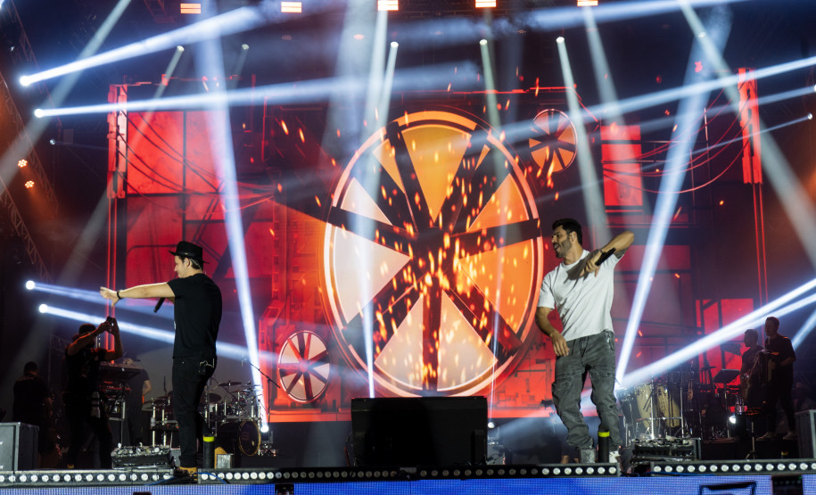 Bruno & Denner e Israel & Rodolffo fazem balada sertaneja para 32 mil pessoas em Pontal do Paraná