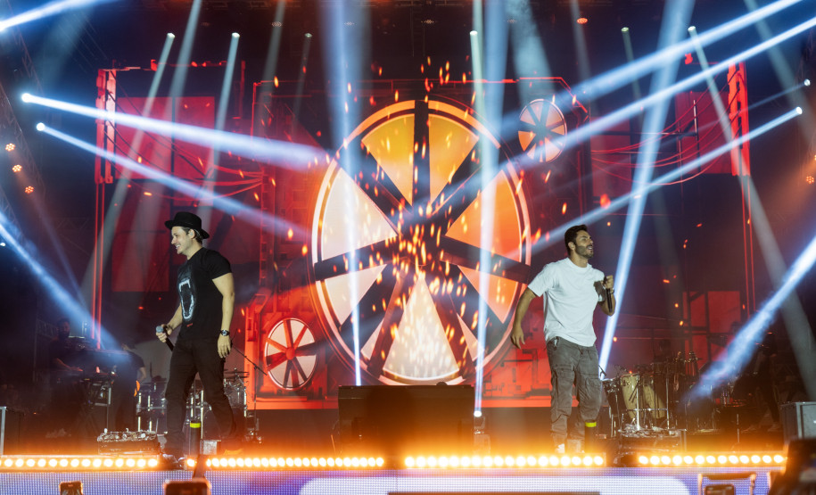 Bruno & Denner e Israel & Rodolffo fazem balada sertaneja para 32 mil pessoas em Pontal do Paraná