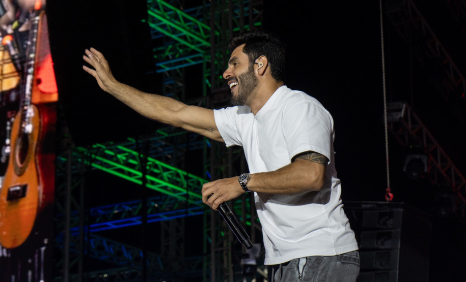 Bruno & Denner e Israel & Rodolffo fazem balada sertaneja para 32 mil pessoas em Pontal do Paraná