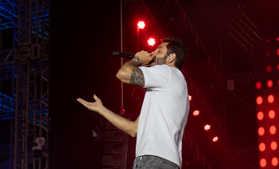 Bruno & Denner e Israel & Rodolffo fazem balada sertaneja para 32 mil pessoas em Pontal do Paraná