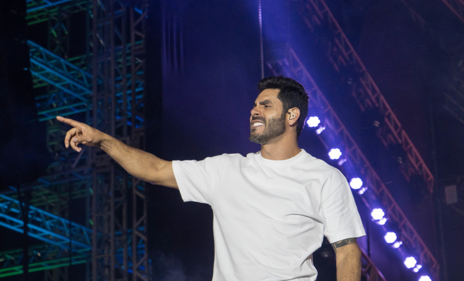 Bruno & Denner e Israel & Rodolffo fazem balada sertaneja para 32 mil pessoas em Pontal do Paraná