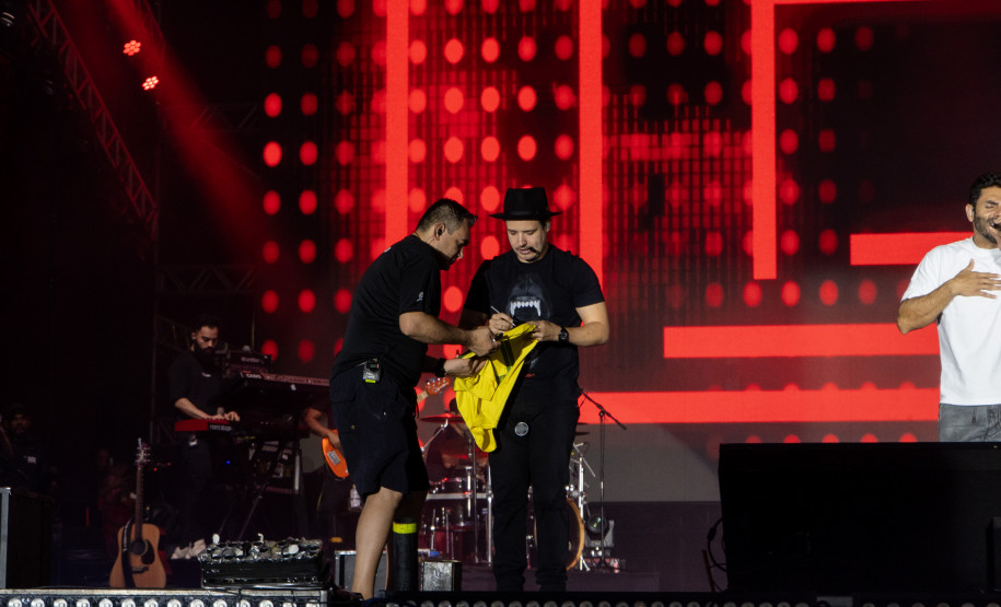 Bruno & Denner e Israel & Rodolffo fazem balada sertaneja para 32 mil pessoas em Pontal do Paraná