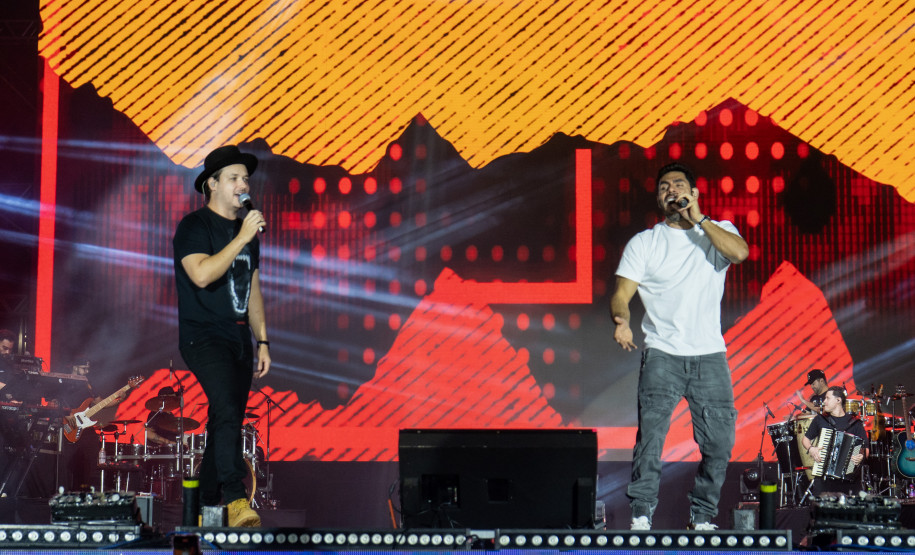 Bruno & Denner e Israel & Rodolffo fazem balada sertaneja para 32 mil pessoas em Pontal do Paraná