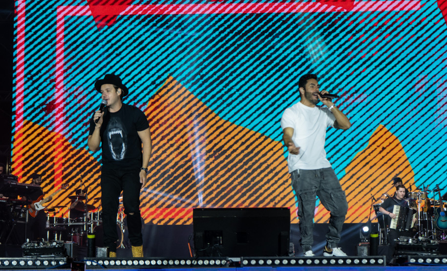 Bruno & Denner e Israel & Rodolffo fazem balada sertaneja para 32 mil pessoas em Pontal do Paraná