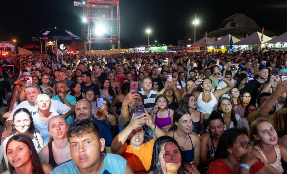 Bruno & Denner e Israel & Rodolffo fazem balada sertaneja para 32 mil pessoas em Pontal do Paraná