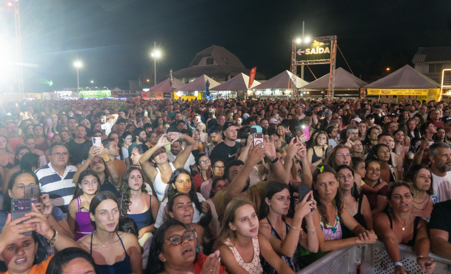 Bruno & Denner e Israel & Rodolffo fazem balada sertaneja para 32 mil pessoas em Pontal do Paraná
