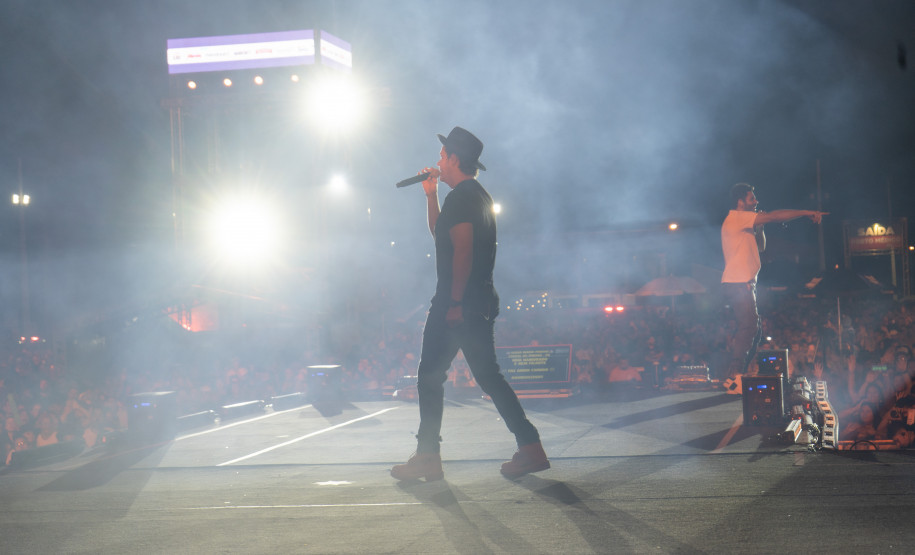 Bruno & Denner e Israel & Rodolffo fazem balada sertaneja para 32 mil pessoas em Pontal do Paraná