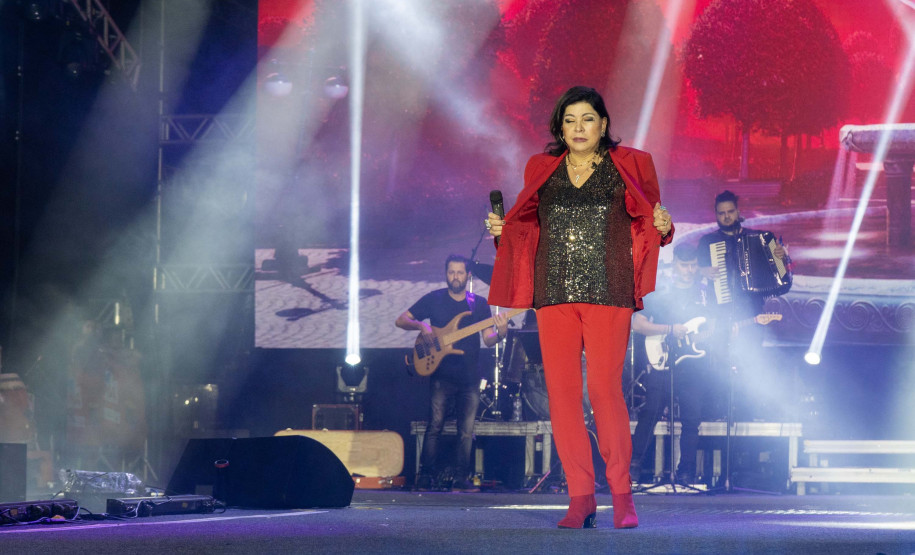 Roberta Miranda e Raça Negra transformam Pontal do Paraná em palco de grandes emoções