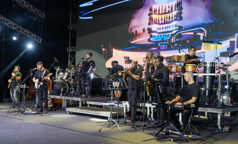 Roberta Miranda e Raça Negra transformam Pontal do Paraná em palco de grandes emoções