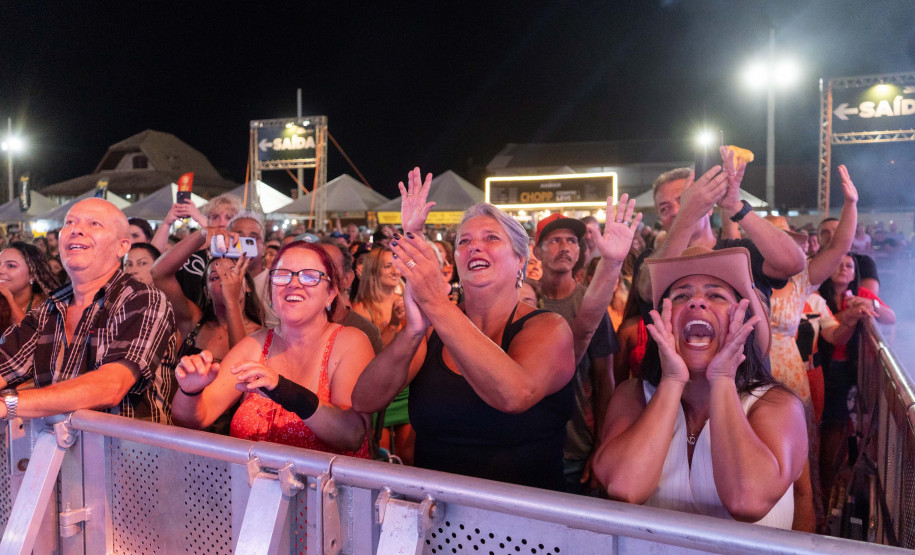 Roberta Miranda e Raça Negra transformam Pontal do Paraná em palco de grandes emoções