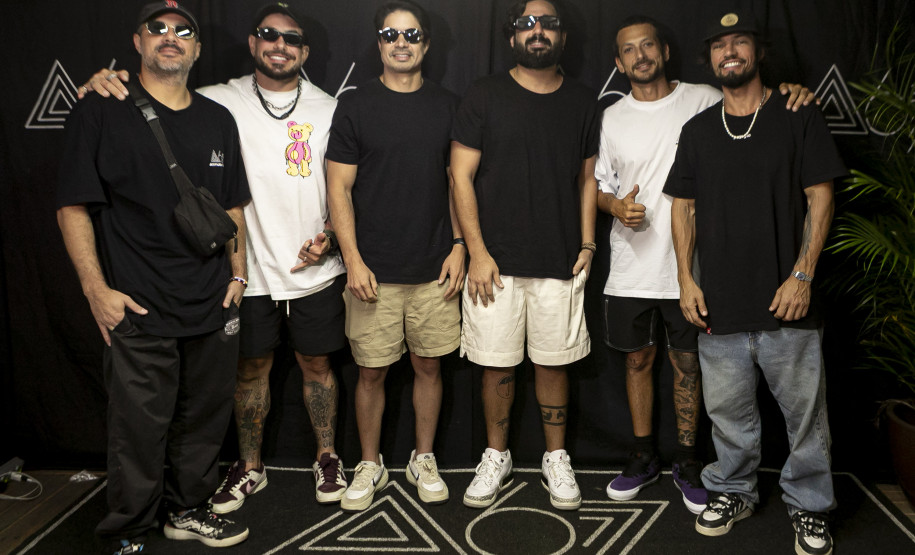 Atitude 67 e Kamisa 10 fazem noite de pagode em dose dupla em Pontal do Paraná