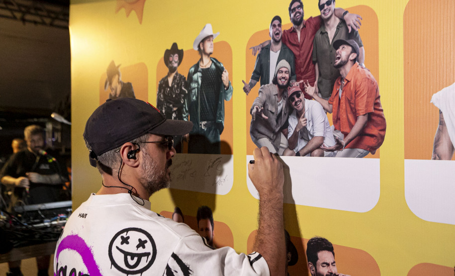 Atitude 67 e Kamisa 10 fazem noite de pagode em dose dupla em Pontal do Paraná