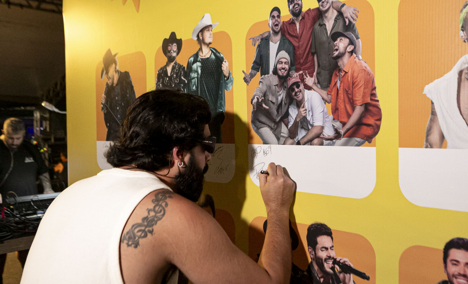 Atitude 67 e Kamisa 10 fazem noite de pagode em dose dupla em Pontal do Paraná