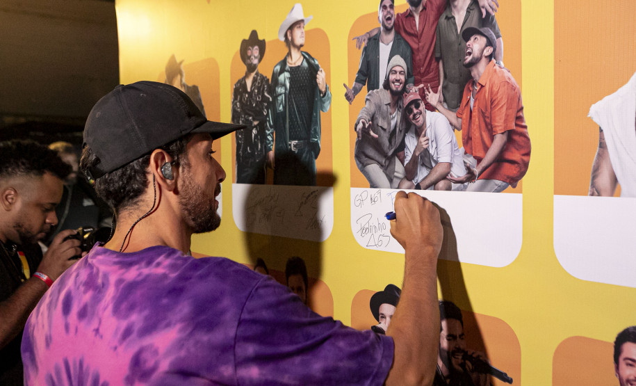 Atitude 67 e Kamisa 10 fazem noite de pagode em dose dupla em Pontal do Paraná