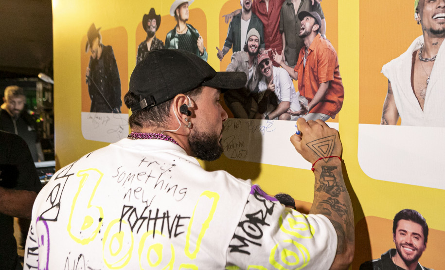 Atitude 67 e Kamisa 10 fazem noite de pagode em dose dupla em Pontal do Paraná