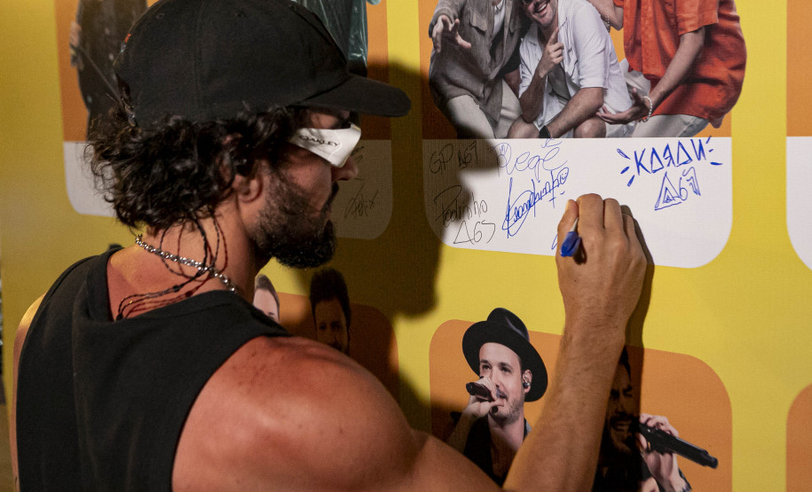 Atitude 67 e Kamisa 10 fazem noite de pagode em dose dupla em Pontal do Paraná