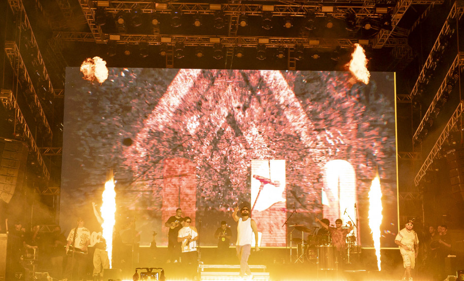 Atitude 67 e Kamisa 10 fazem noite de pagode em dose dupla em Pontal do Paraná