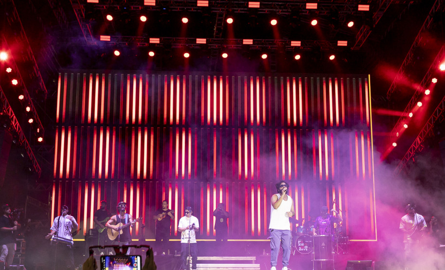 Atitude 67 e Kamisa 10 fazem noite de pagode em dose dupla em Pontal do Paraná