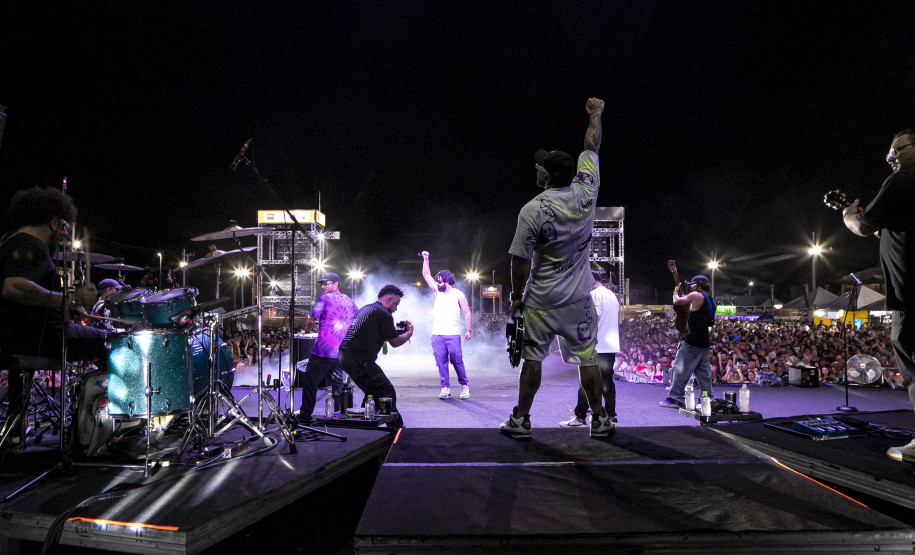 Atitude 67 e Kamisa 10 fazem noite de pagode em dose dupla em Pontal do Paraná