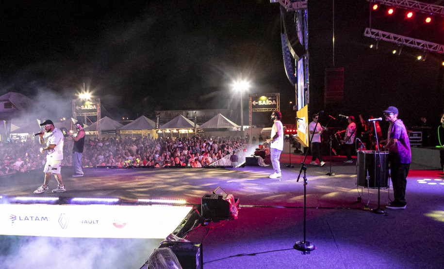 Atitude 67 e Kamisa 10 fazem noite de pagode em dose dupla em Pontal do Paraná