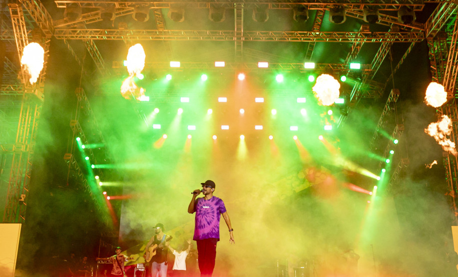 Atitude 67 e Kamisa 10 fazem noite de pagode em dose dupla em Pontal do Paraná