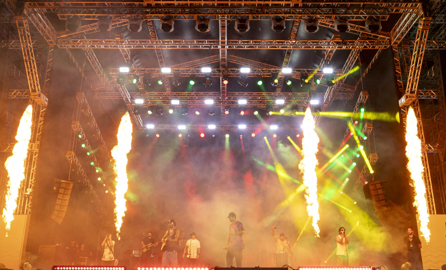 Atitude 67 e Kamisa 10 fazem noite de pagode em dose dupla em Pontal do Paraná