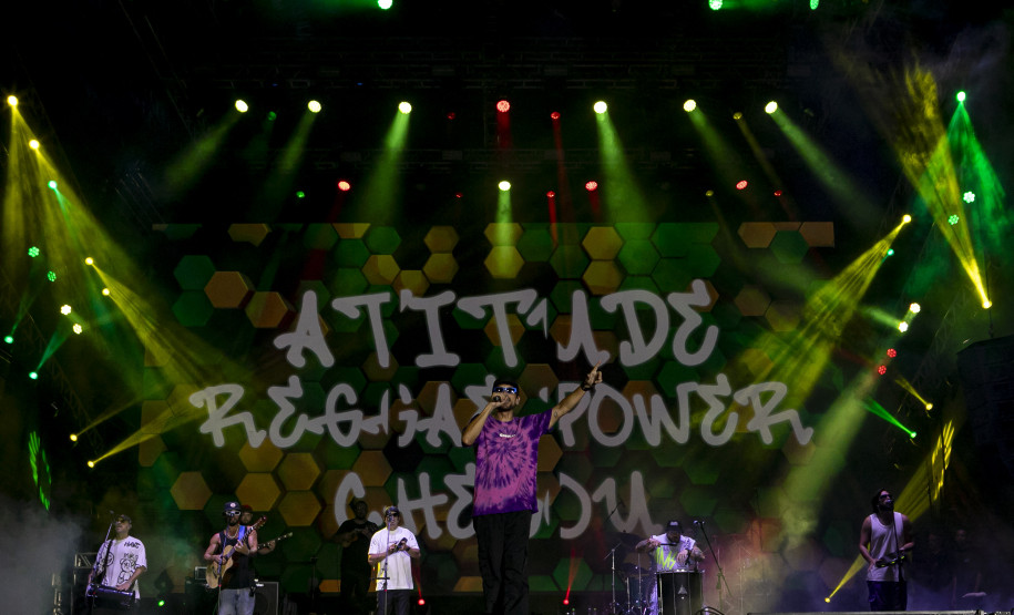 Atitude 67 e Kamisa 10 fazem noite de pagode em dose dupla em Pontal do Paraná
