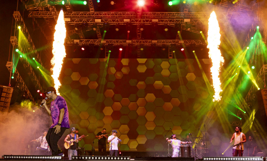 Atitude 67 e Kamisa 10 fazem noite de pagode em dose dupla em Pontal do Paraná