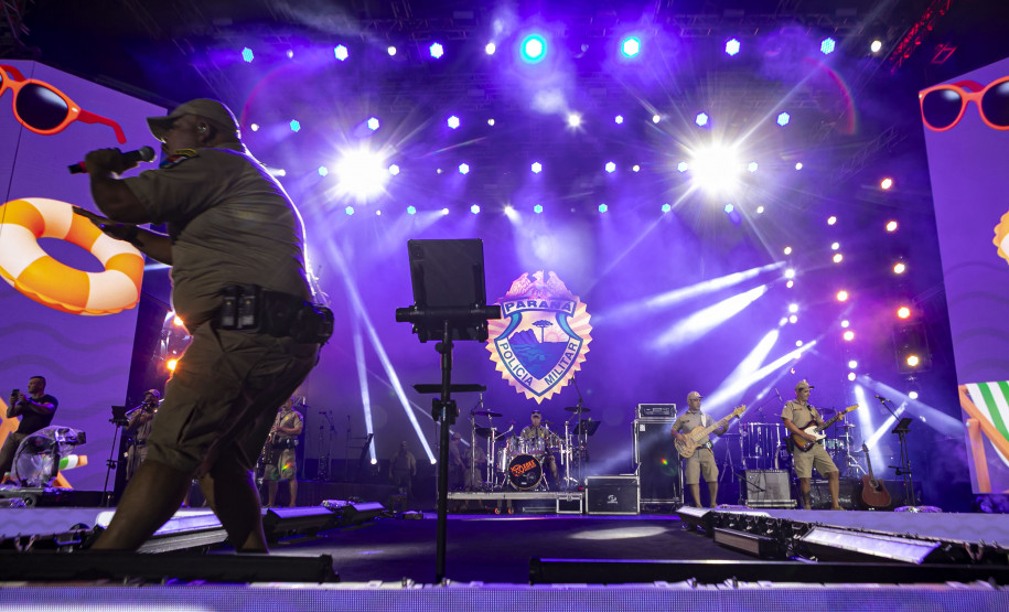 Raça Negra supera público de 2 anos atrás e canta para coral de 118 mil pessoas em Matinhos