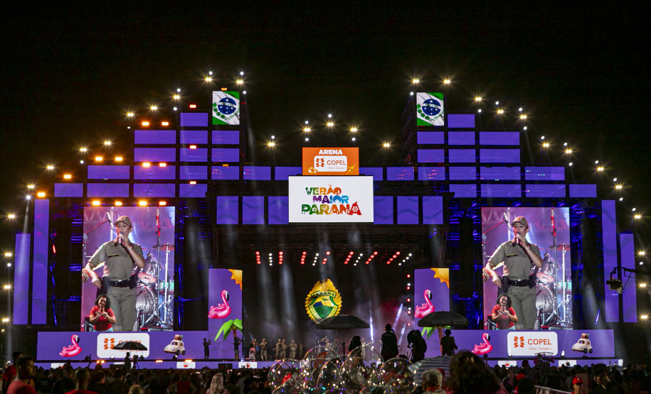 Raça Negra supera público de 2 anos atrás e canta para coral de 118 mil pessoas em Matinhos