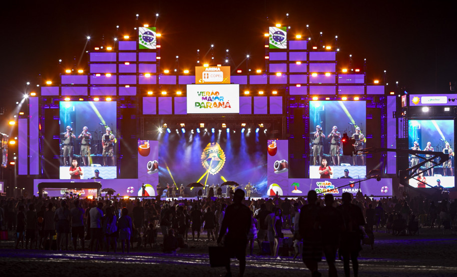 Raça Negra supera público de 2 anos atrás e canta para coral de 118 mil pessoas em Matinhos