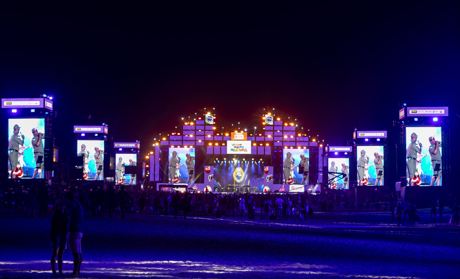 Raça Negra supera público de 2 anos atrás e canta para coral de 118 mil pessoas em Matinhos