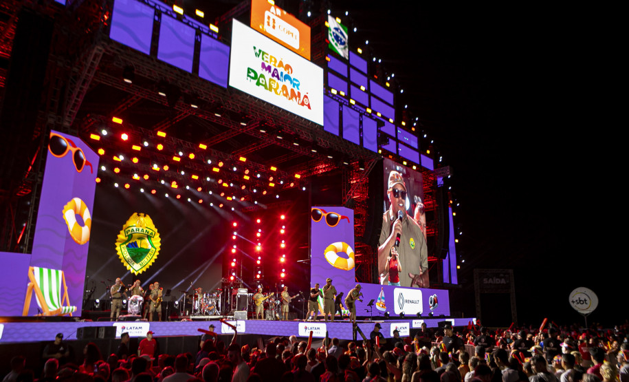 Raça Negra supera público de 2 anos atrás e canta para coral de 118 mil pessoas em Matinhos