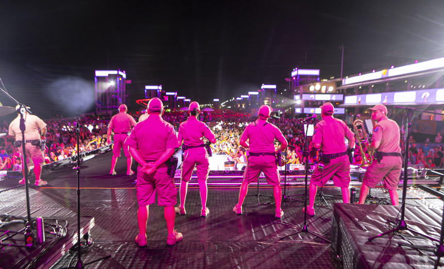 Raça Negra supera público de 2 anos atrás e canta para coral de 118 mil pessoas em Matinhos