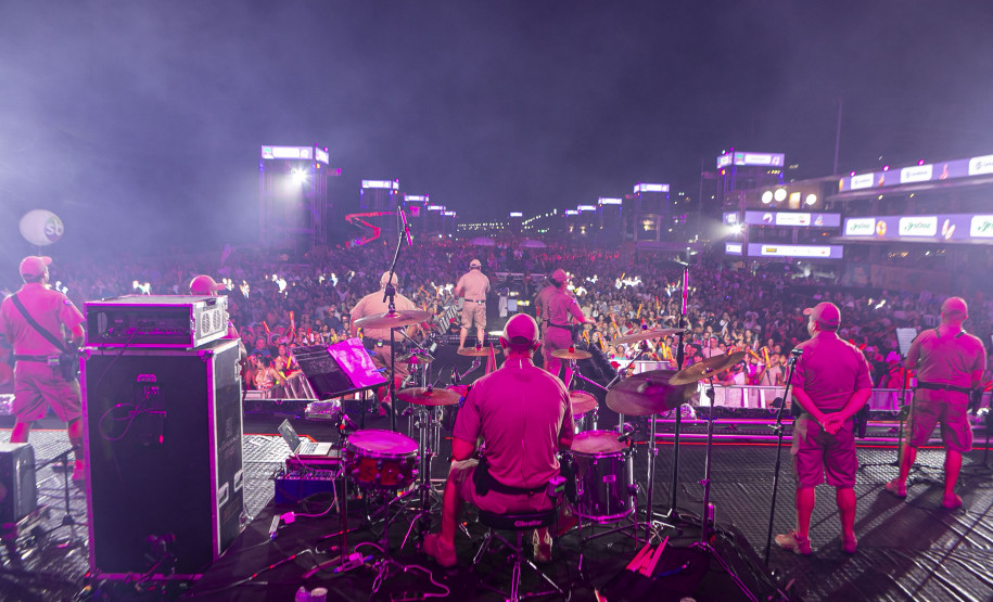 Raça Negra supera público de 2 anos atrás e canta para coral de 118 mil pessoas em Matinhos