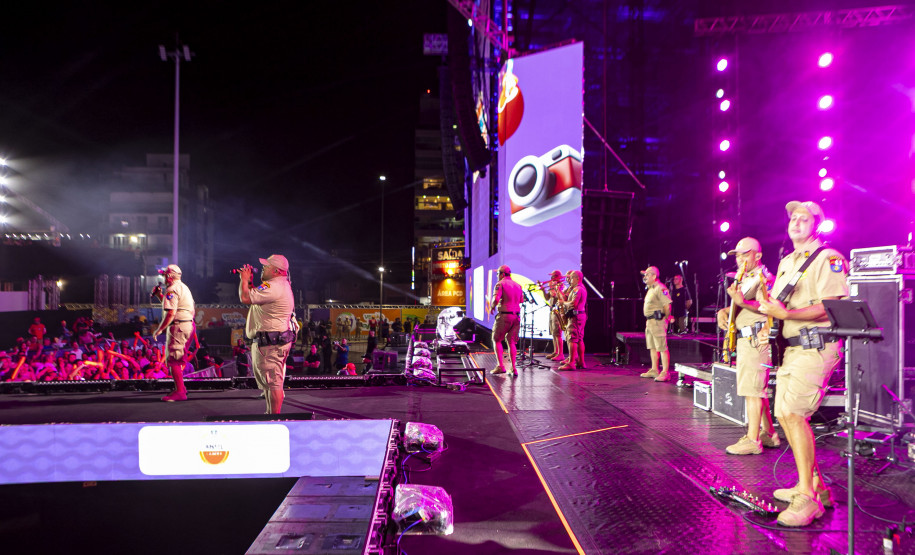 Raça Negra supera público de 2 anos atrás e canta para coral de 118 mil pessoas em Matinhos