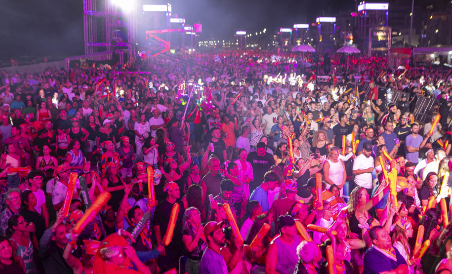 Raça Negra supera público de 2 anos atrás e canta para coral de 118 mil pessoas em Matinhos