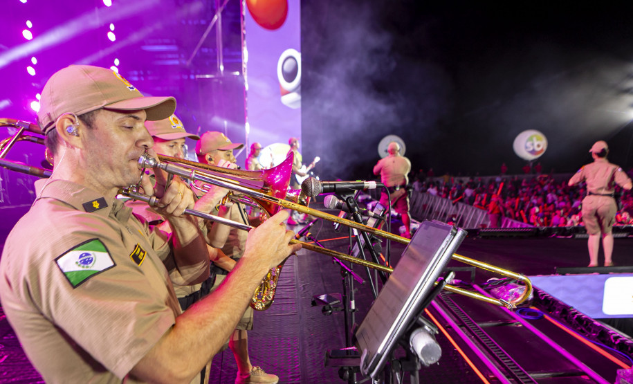 Raça Negra supera público de 2 anos atrás e canta para coral de 118 mil pessoas em Matinhos