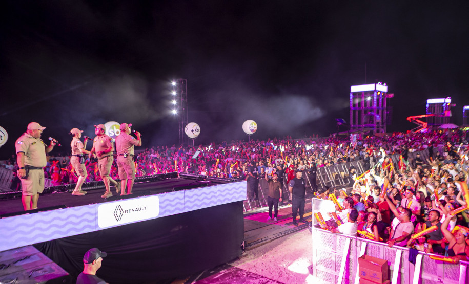 Raça Negra supera público de 2 anos atrás e canta para coral de 118 mil pessoas em Matinhos