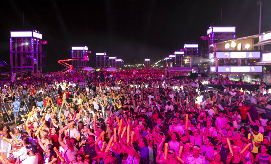 Raça Negra supera público de 2 anos atrás e canta para coral de 118 mil pessoas em Matinhos