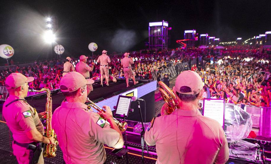 Raça Negra supera público de 2 anos atrás e canta para coral de 118 mil pessoas em Matinhos